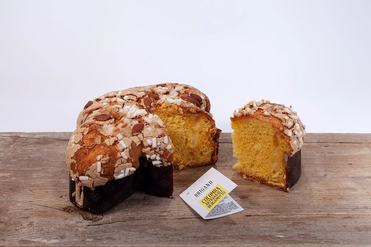 Colomba artigianale Brigand al Bergamotto con una fetta tagliata